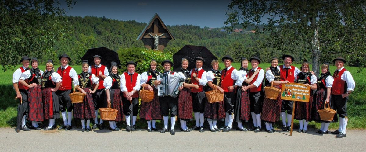 Die Trachtentanzgruppe Amrigschwand-Tiefenhäusern in Hochschwarzwälder Festtagstracht